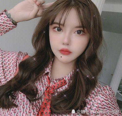 娱乐吃瓜君韩安冉,从网红到明星，她如何成为娱乐界的“吃瓜女王”？