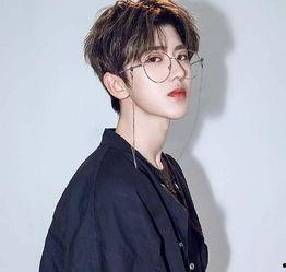 吃瓜娱乐八卦蔡徐坤图片,帅气形象引热议